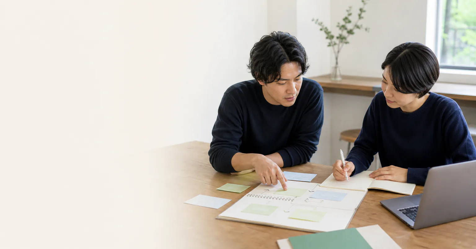 カードとノートを使って学習の順番を相談する受講者と講師